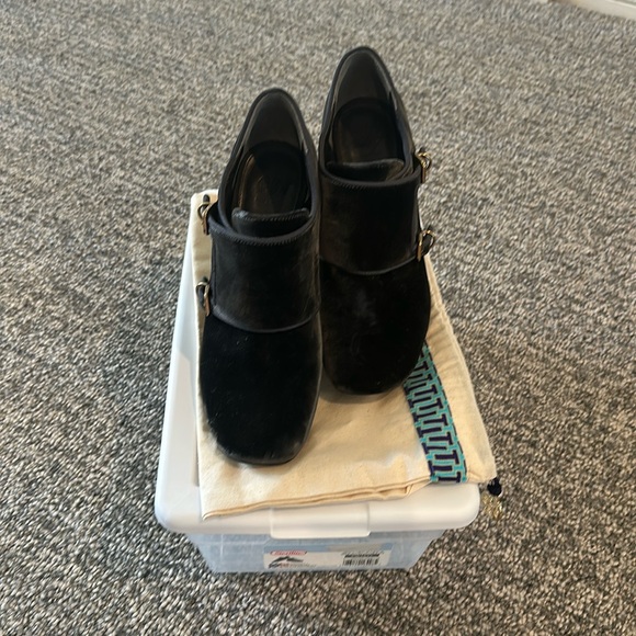 Tory Burch Carly Dark Gray Velvet Ankle Booties Sz 8 - Picture 2 of 12